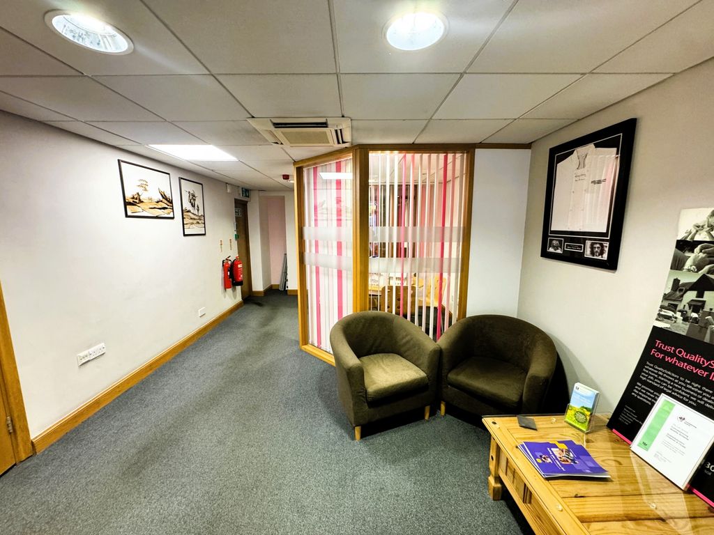 Property photo 3 of 9 Photo 6