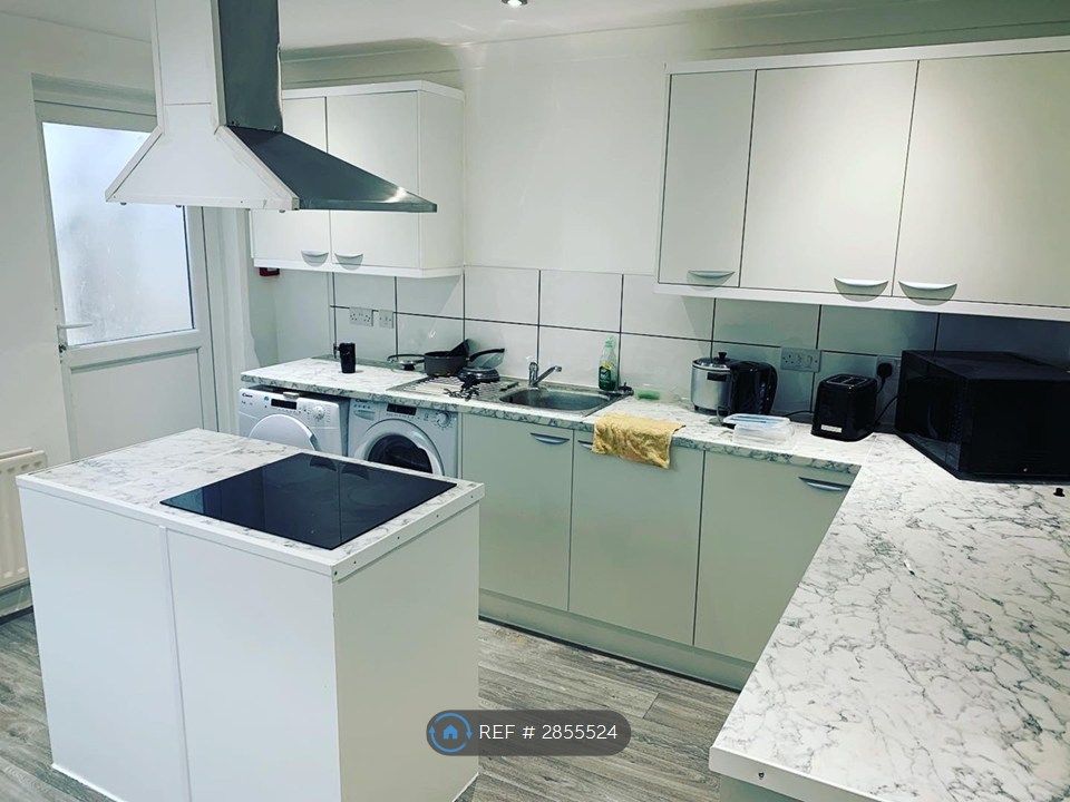 Property photo 2 of 7 Kitchen 2