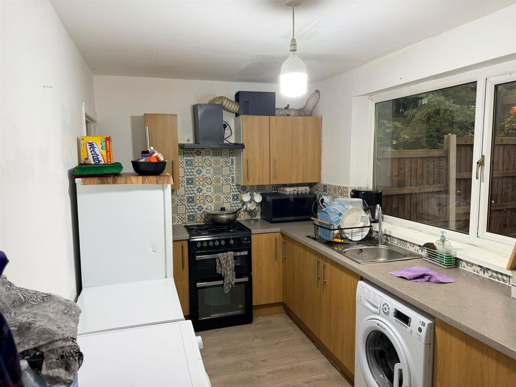 Property photo 3 of 7 Kitchen