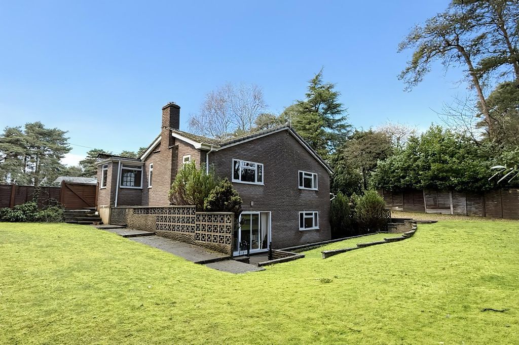 Property photo 1 of 12 4 Bedroom Detached Split Level Home