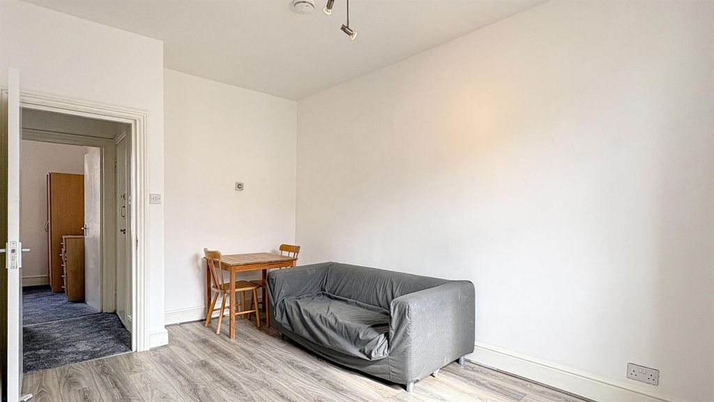 Property photo 2 of 12 69B8209F189926c88F33F2Ef_0A4068778Bb165500Ac4F8977