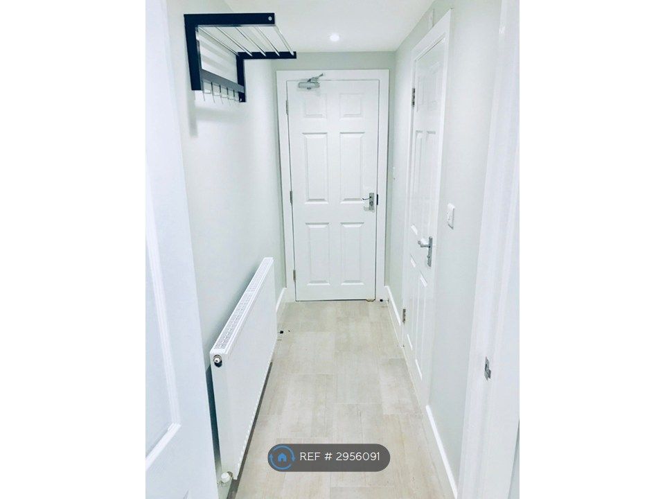 Property photo 1 of 4 Hallway