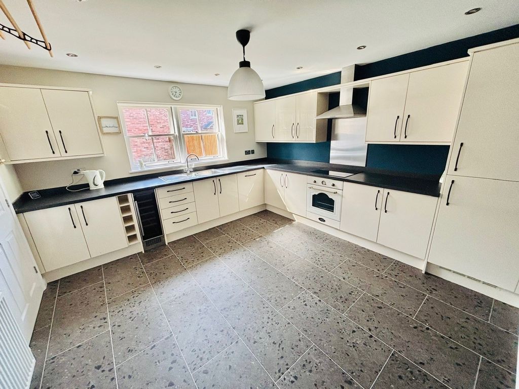 Property photo 2 of 19 Dining Kitchen