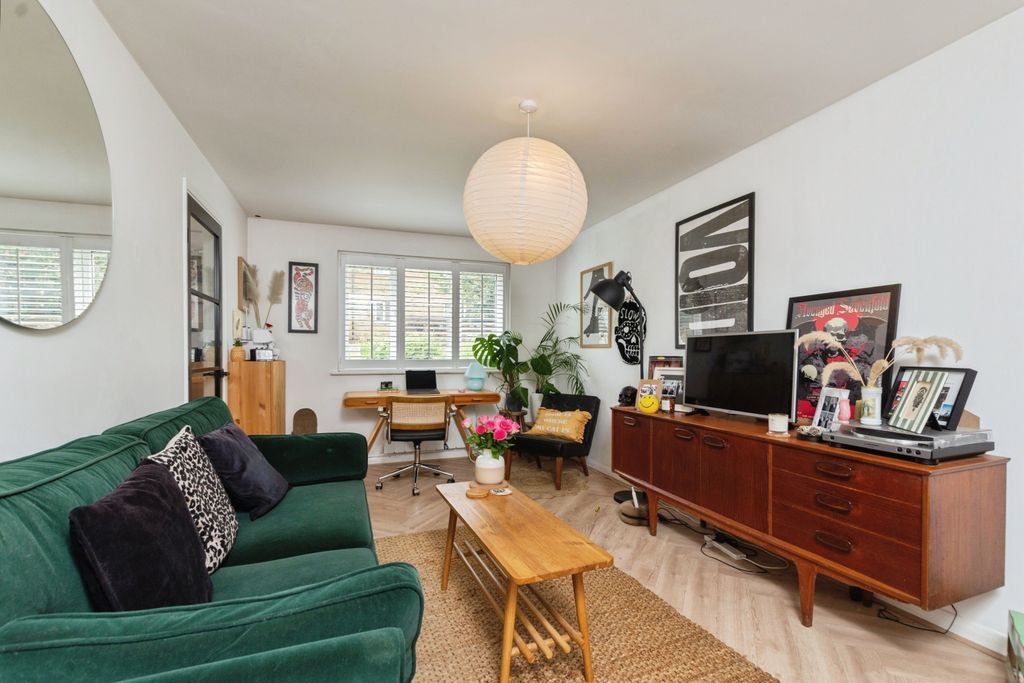 Property photo 1 of 18 Living Room