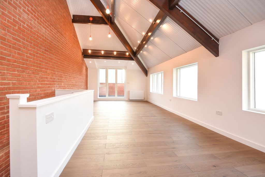 Property photo 2 of 8 402725 (1)