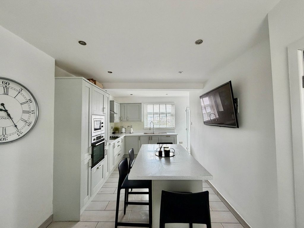 Property photo 3 of 54