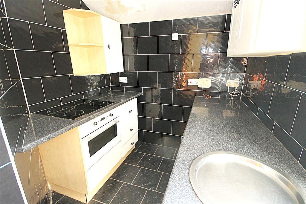 Property photo 3 of 7 Kitchen