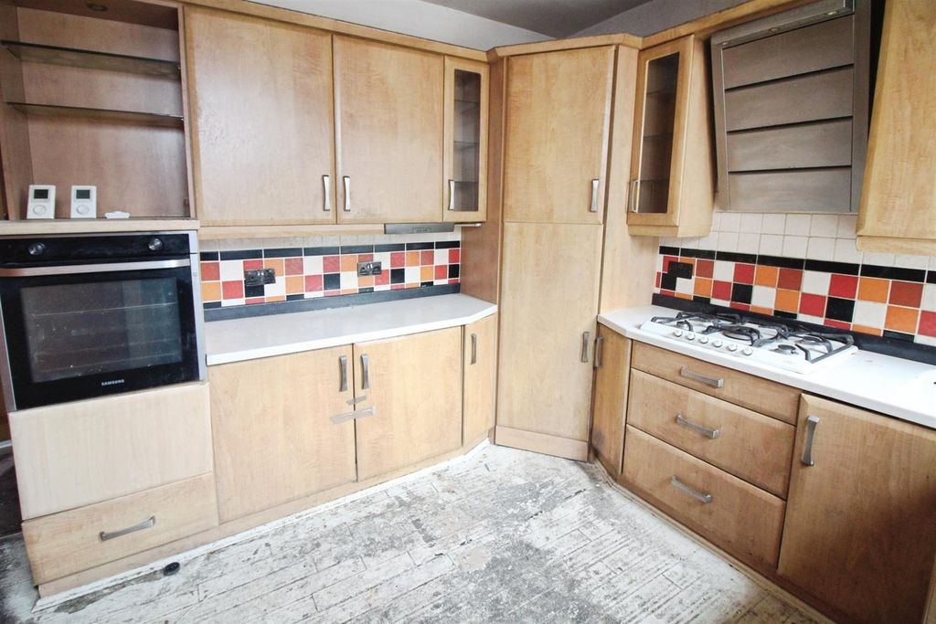 Property photo 3 of 10 Kitchen