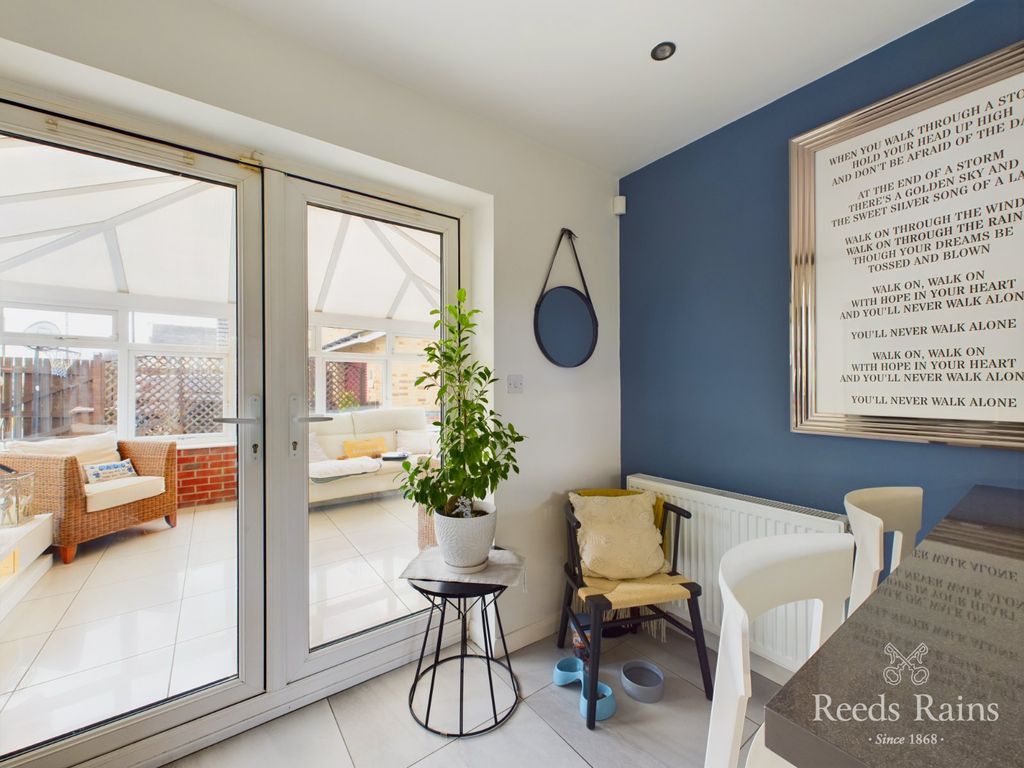 Property photo 3 of 27 Breakfast Kitchen