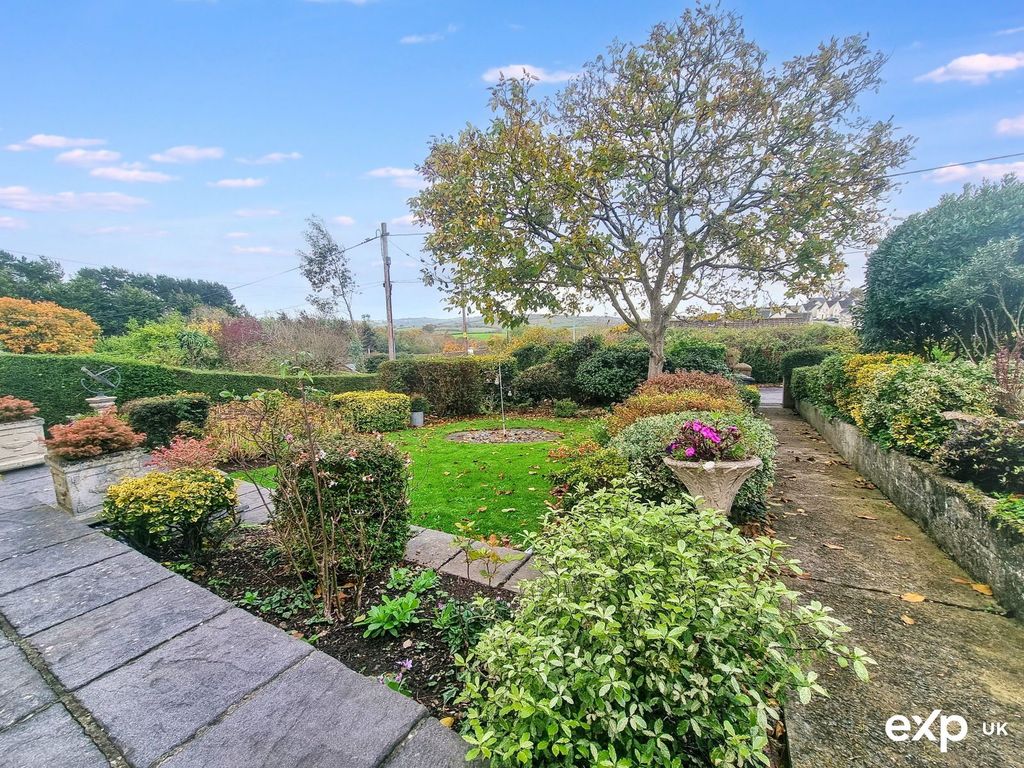 Property photo 1 of 32