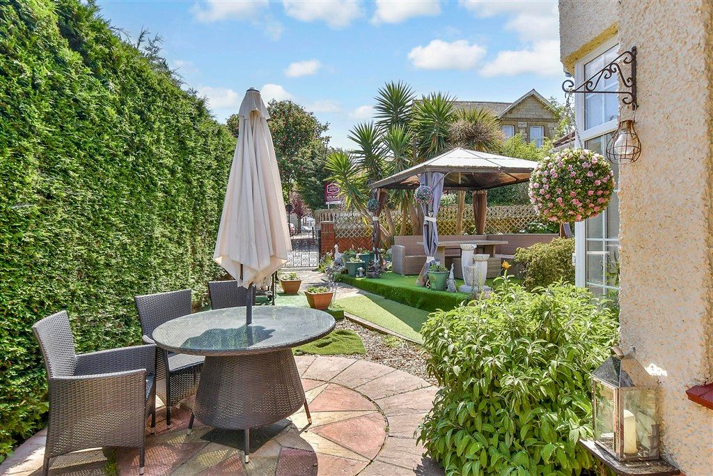 Property photo 1 of 11 Front Garden
