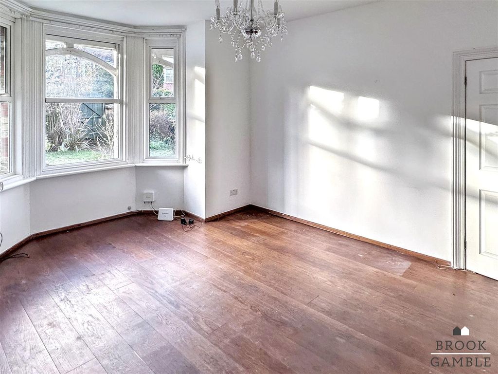 Property photo 3 of 14 01323 438506