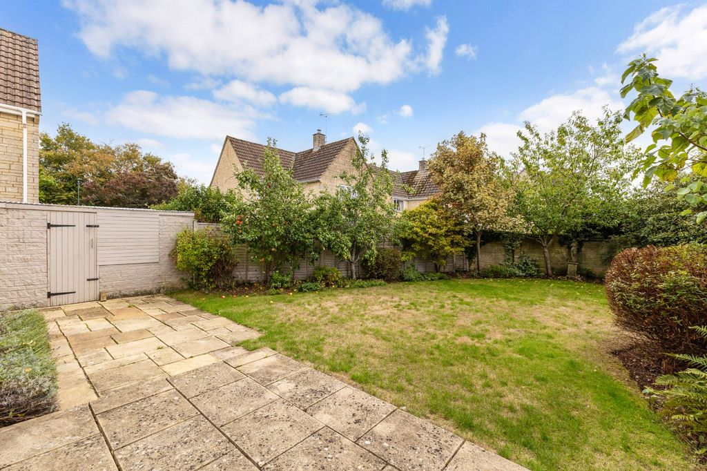 Property photo 2 of 19 Garden