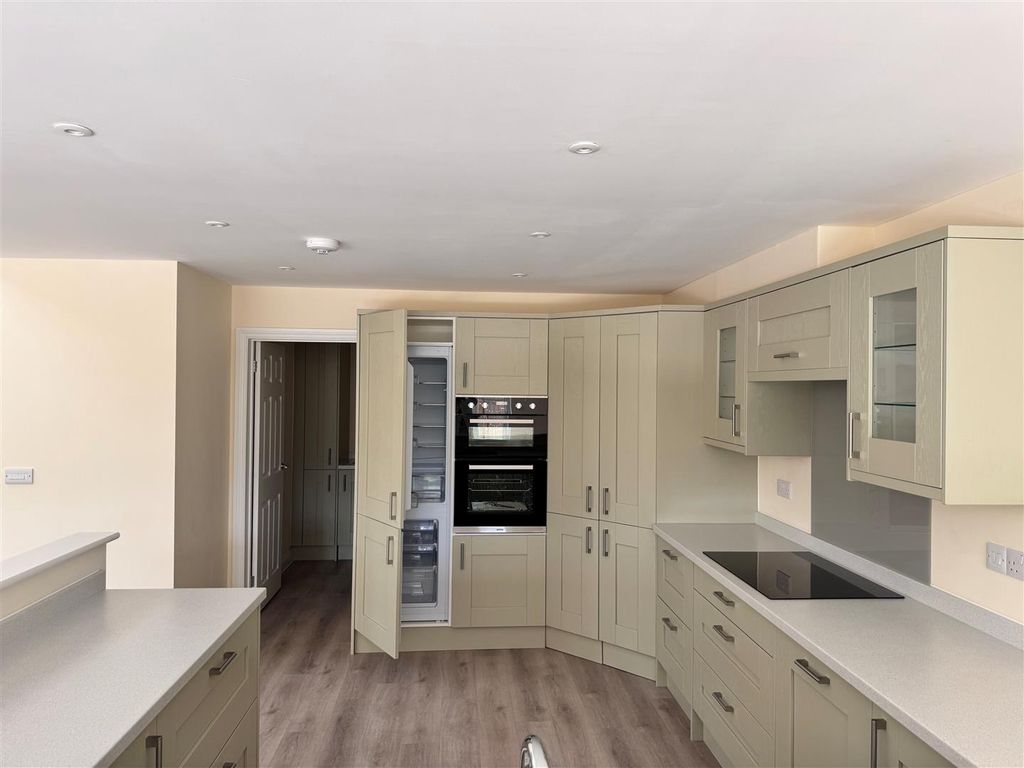 Property photo 3 of 16 Kit.Jpg