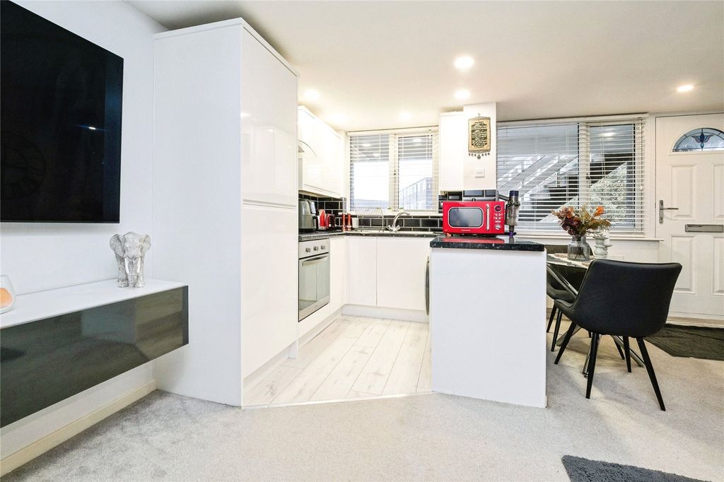 Property photo 3 of 17 Picture 3