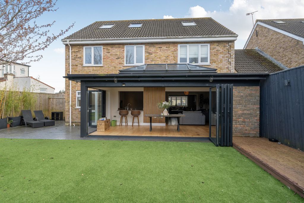 Property photo 1 of 28