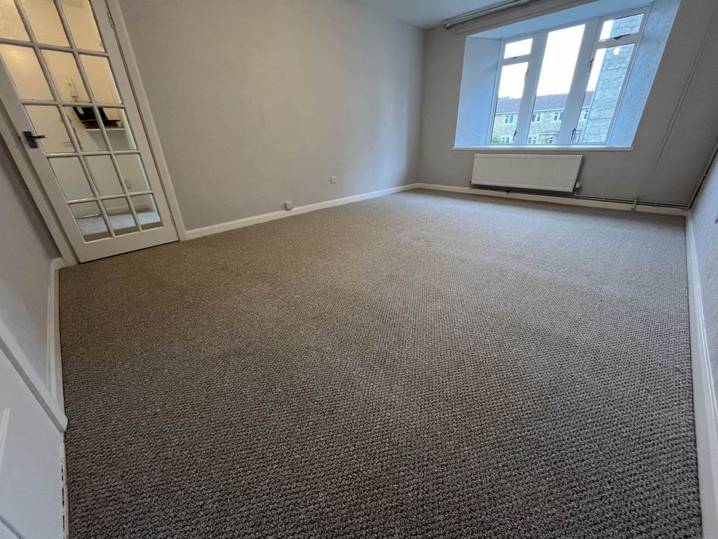 Property photo 3 of 12 Lounge