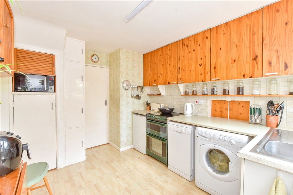 Property photo 3 of 11 Kitchen