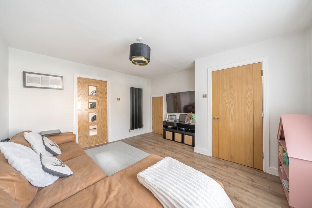 Property photo 3 of 14 1409505-36-698A19...