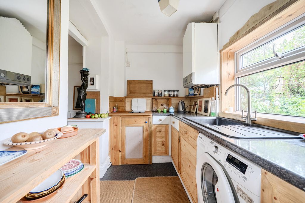 Property photo 3 of 21 Kitchen