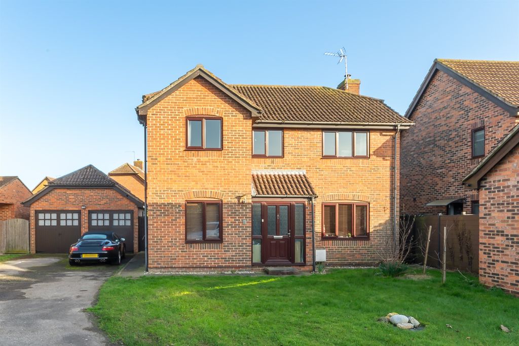 Property photo 1 of 4 Front Garden