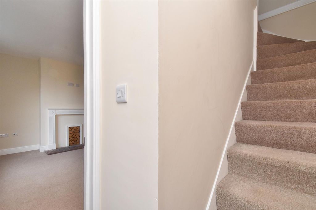 Property photo 2 of 19 Entrance Hall