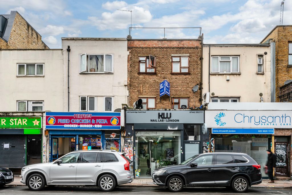 Property photo 1 of 22 Cambridge Heath Rd 493 New - Low Res 16.Jpg