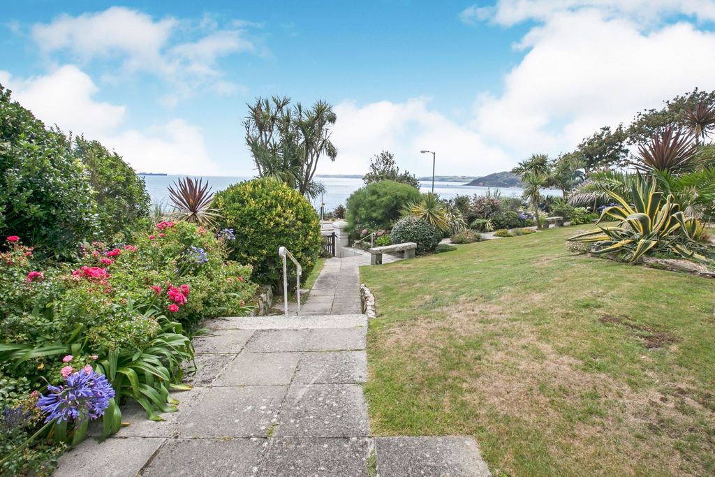 Property photo 3 of 13 Communal Gardens