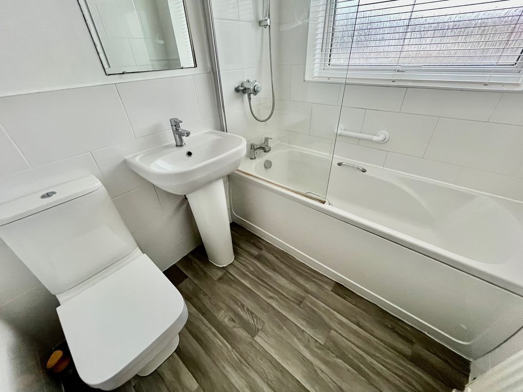 Property photo 3 of 12 Bathroom