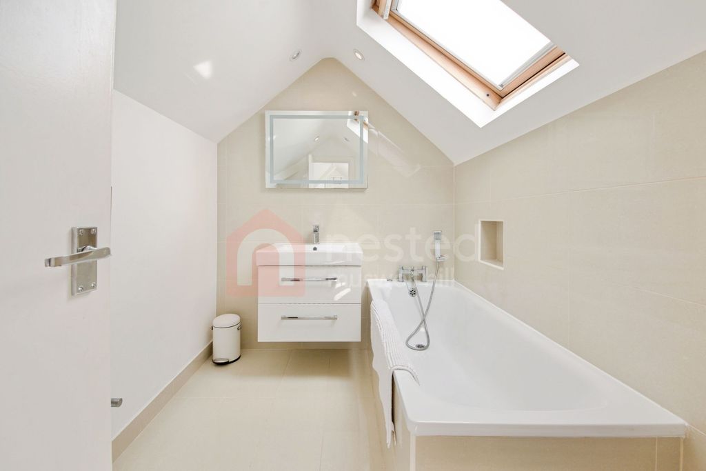 Property photo 3 of 16 En-Suite Bathroom