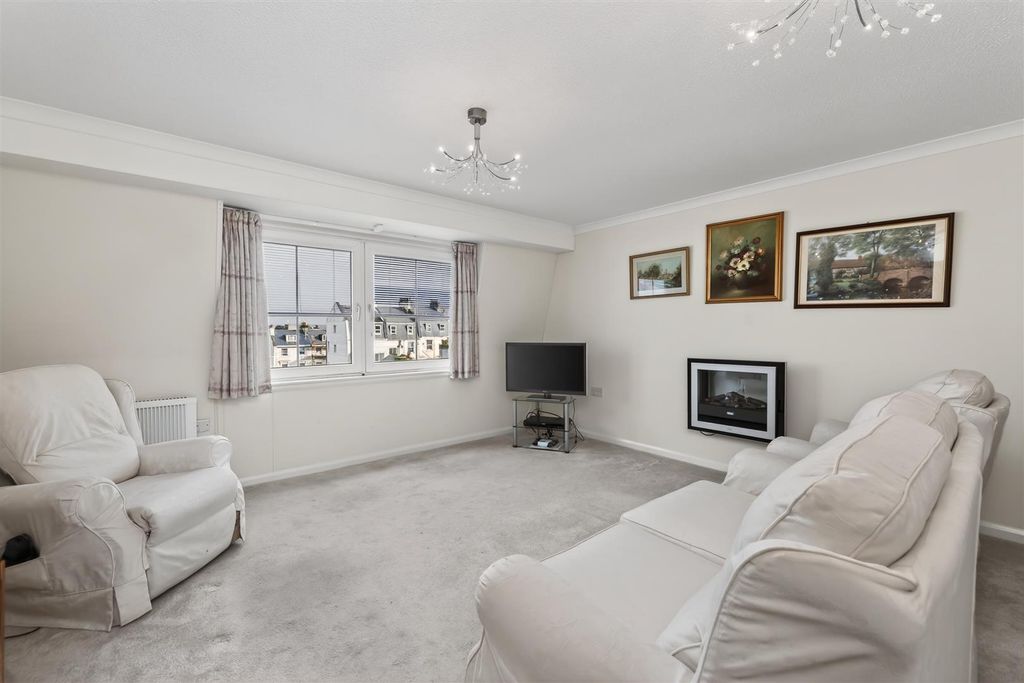 Property photo 2 of 16 Lounge