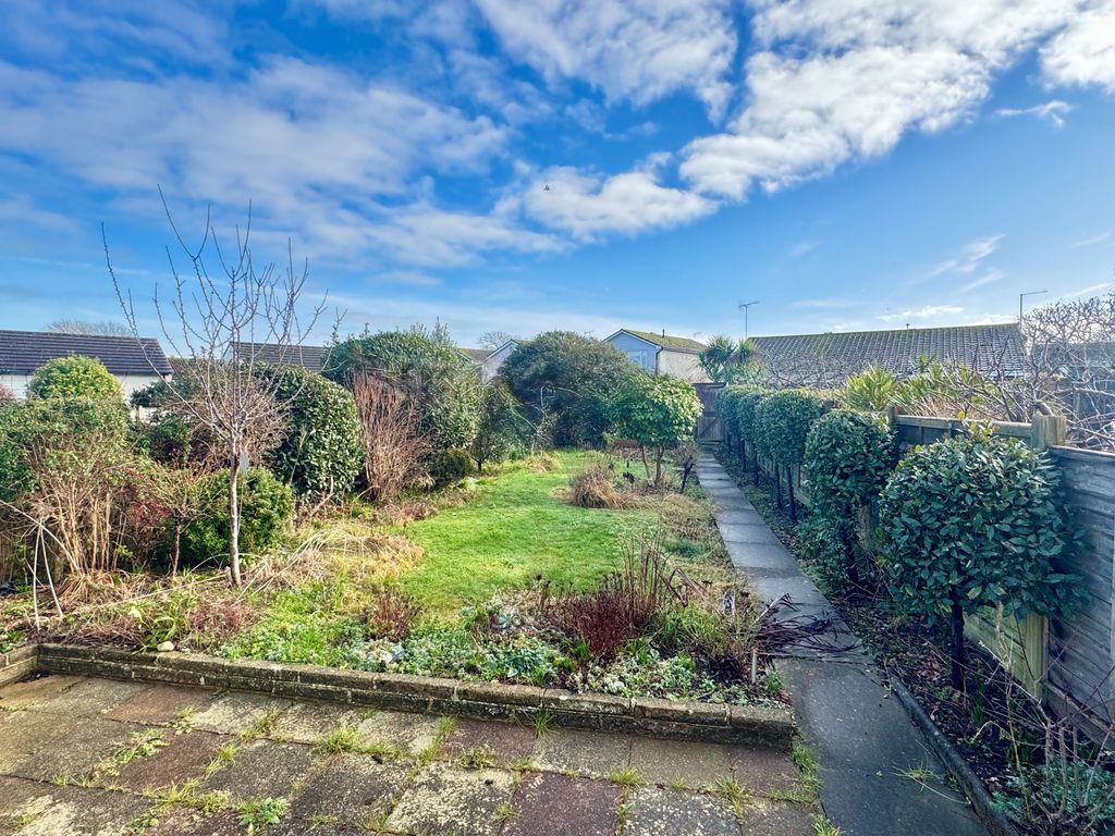 Property photo 3 of 11 52 Windward Close Rear Garden 1