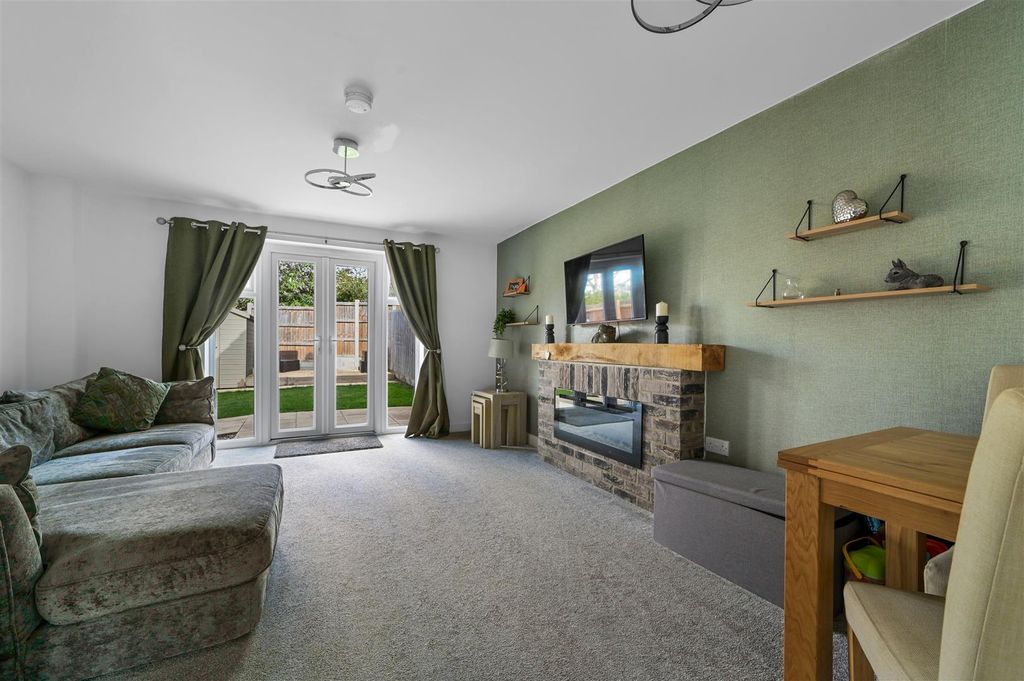 Property photo 3 of 11 Sitting Room