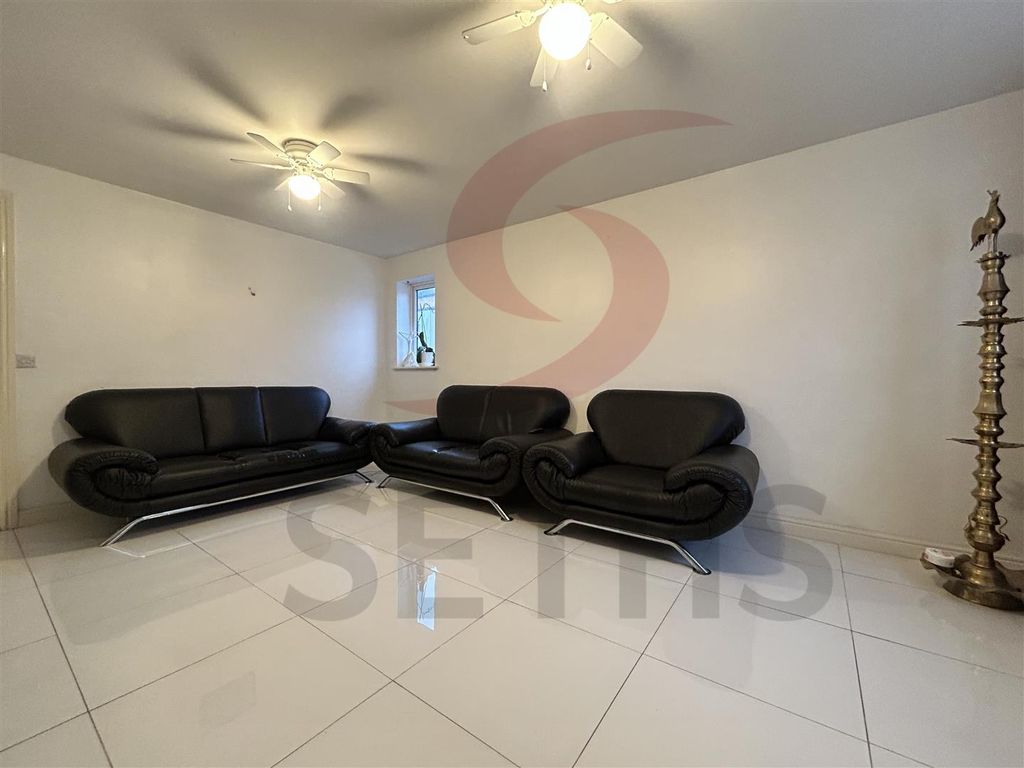 Property photo 3 of 30 Lounge