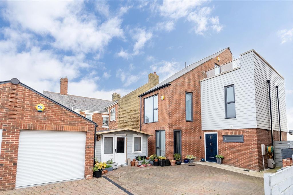 Property photo 1 of 17 External