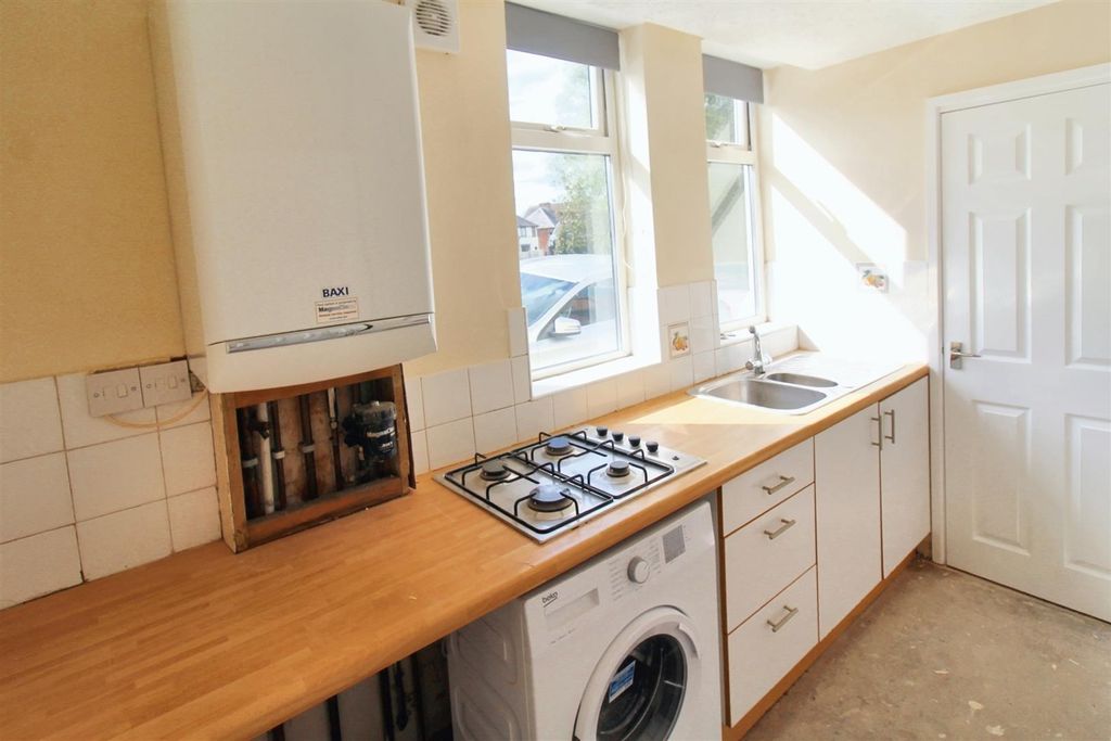 Property photo 3 of 8 Kitchen 2.Jpg