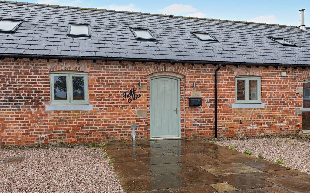 Property photo 2 of 28 Kettle Mere