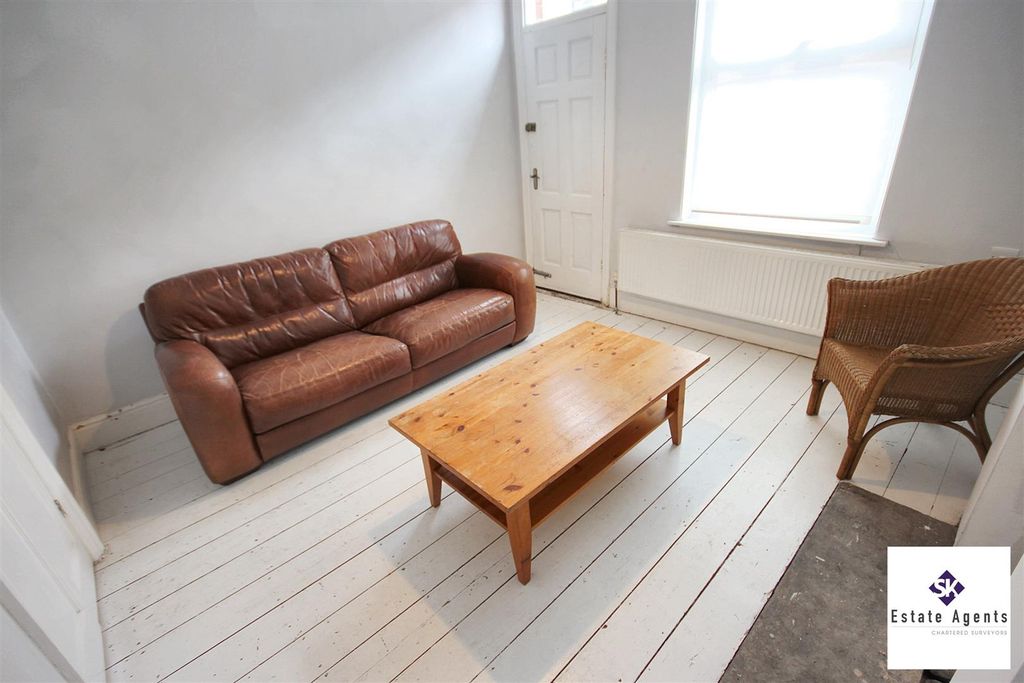 Property photo 2 of 14 Lounge