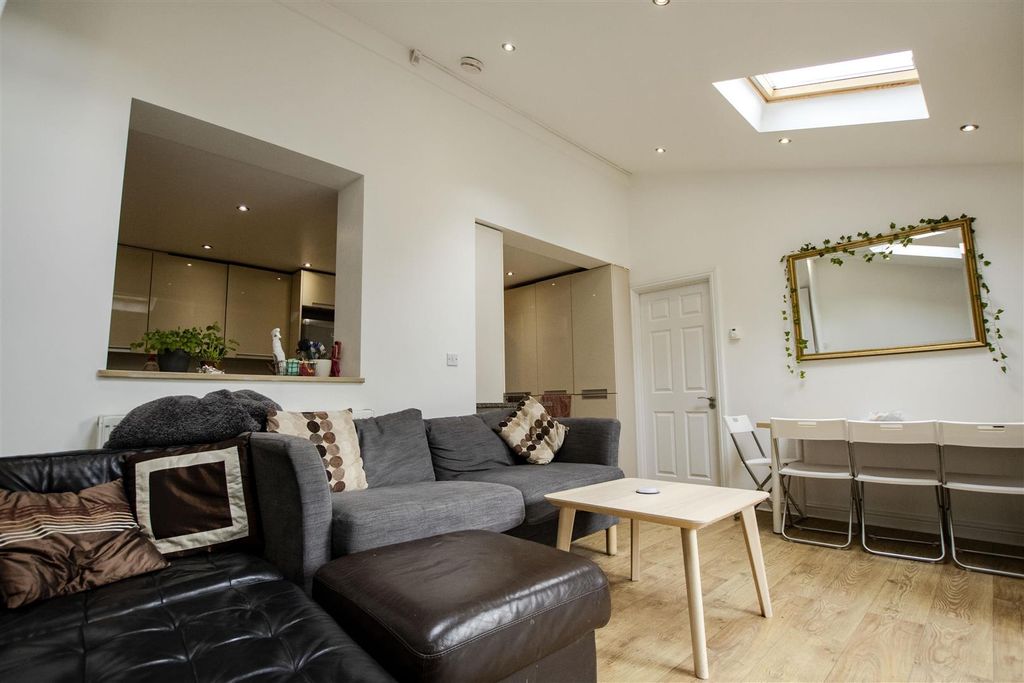 Property photo 1 of 18 Approach
