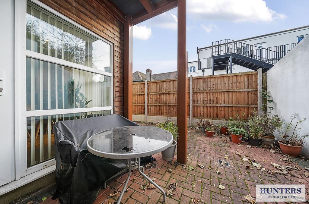 Property photo 3 of 18 Garden View 3