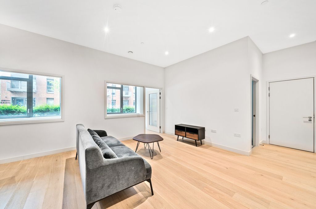 Property photo 3 of 22 7-6822188B17F91-1...