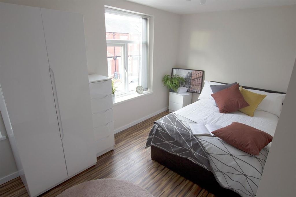 Property photo 3 of 13 Bright, Tidy Double Bedroom With A Comfortable Dou...