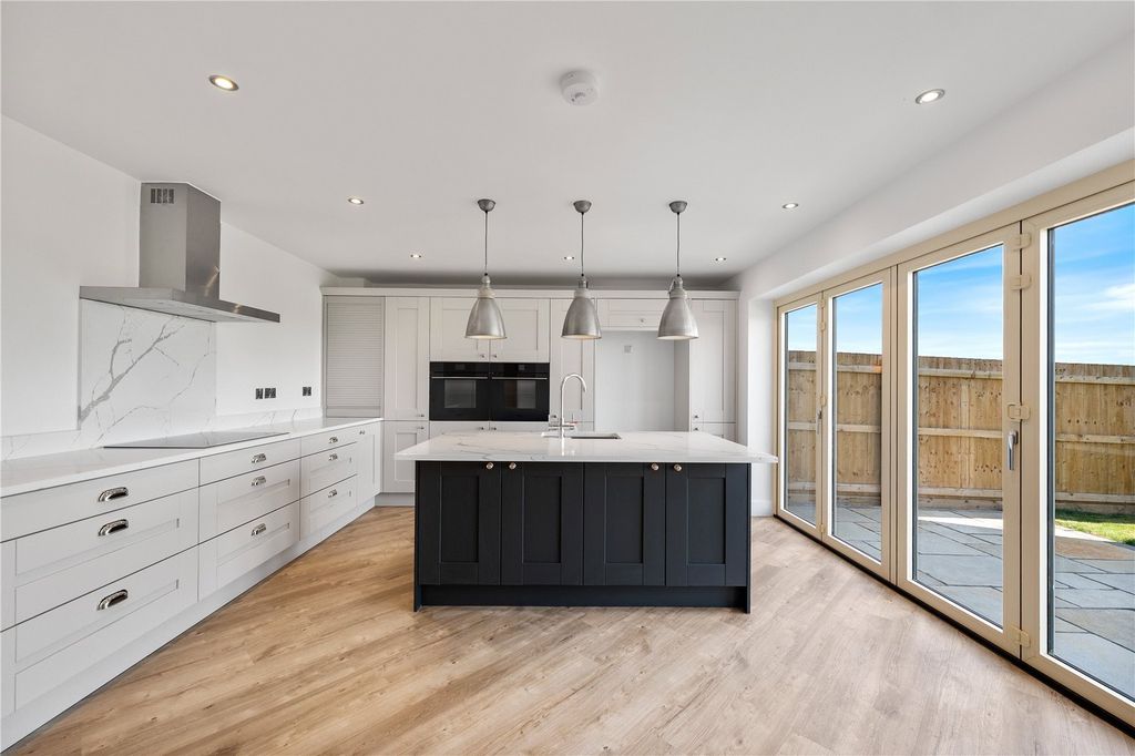 Property photo 2 of 40 Picture No. 12