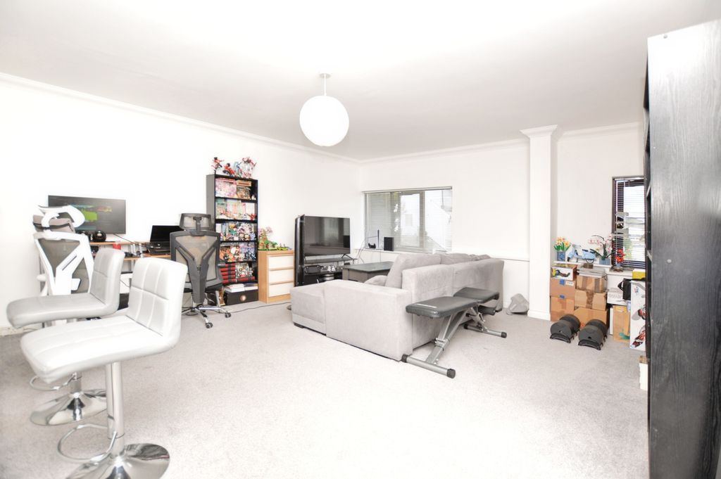 Property photo 3 of 7 8Bbf9570-Lounge
