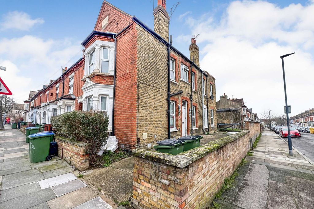 Property photo 3 of 17 15 Macoma Terrace, Plumstead, London, Se18 2Qn