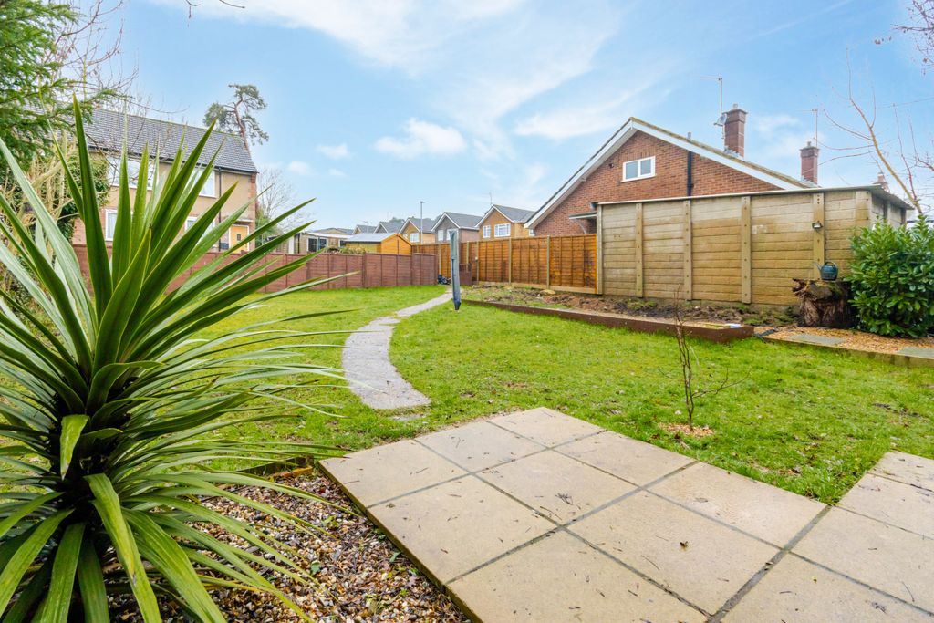 Property photo 3 of 25 Garden 2