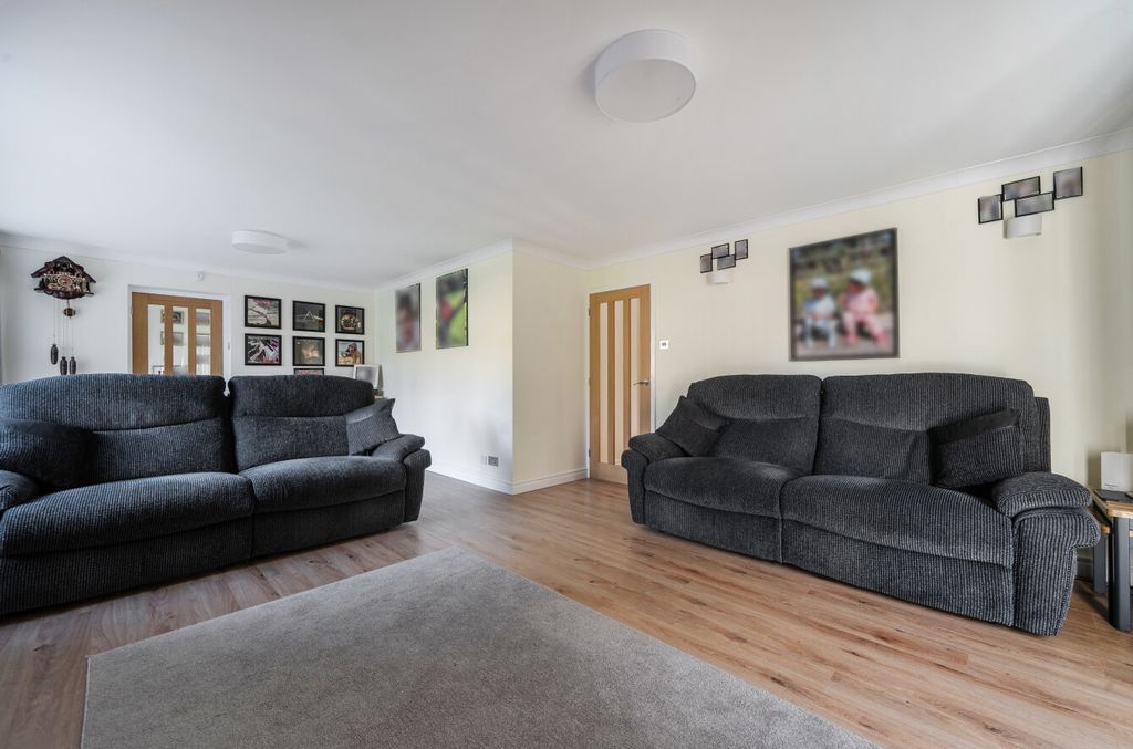 Property photo 3 of 23 1415015-7-6992Efb...