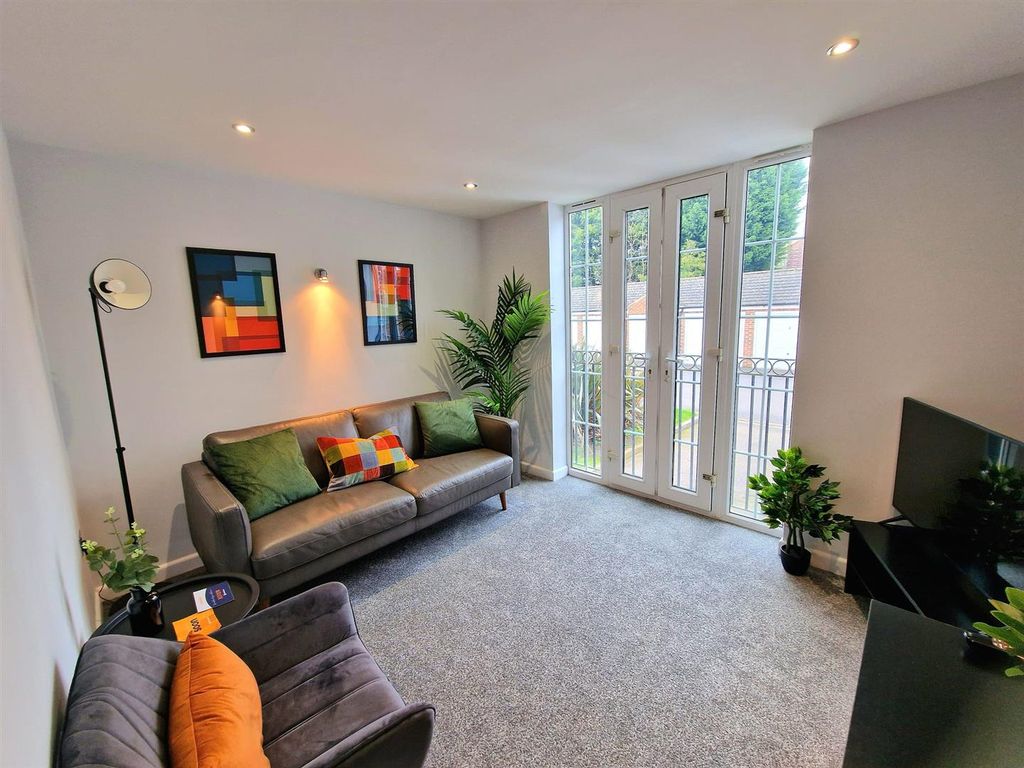 Property photo 2 of 10 Lounge.Jpg