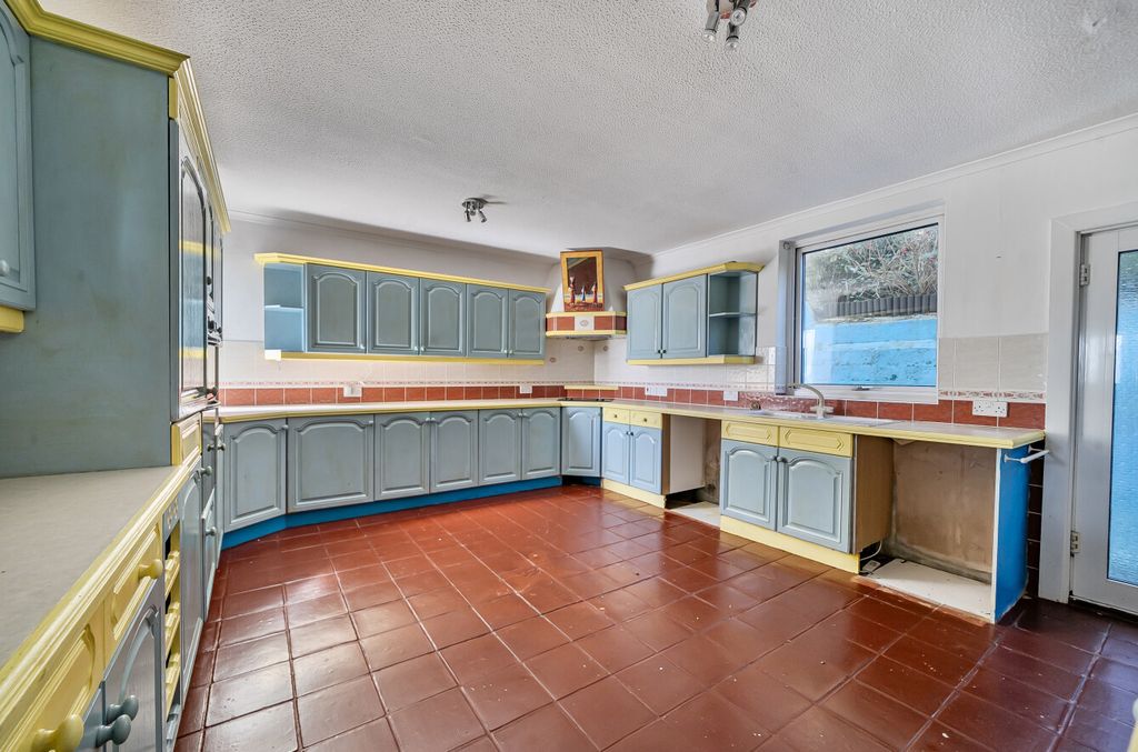 Property photo 3 of 17 1355702-10-68c42A...