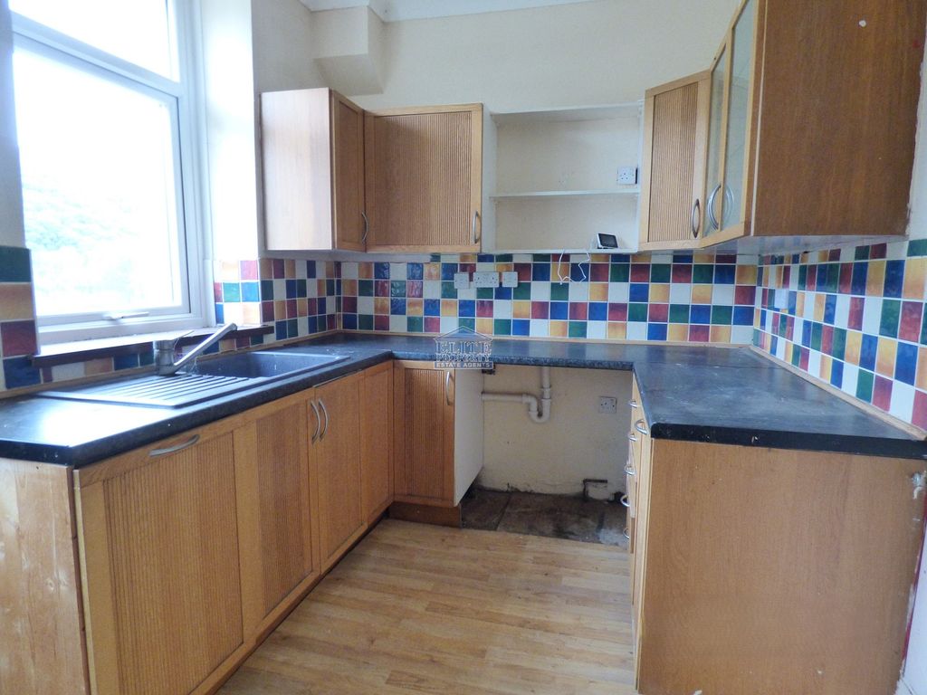 Property photo 2 of 11 Kitchen